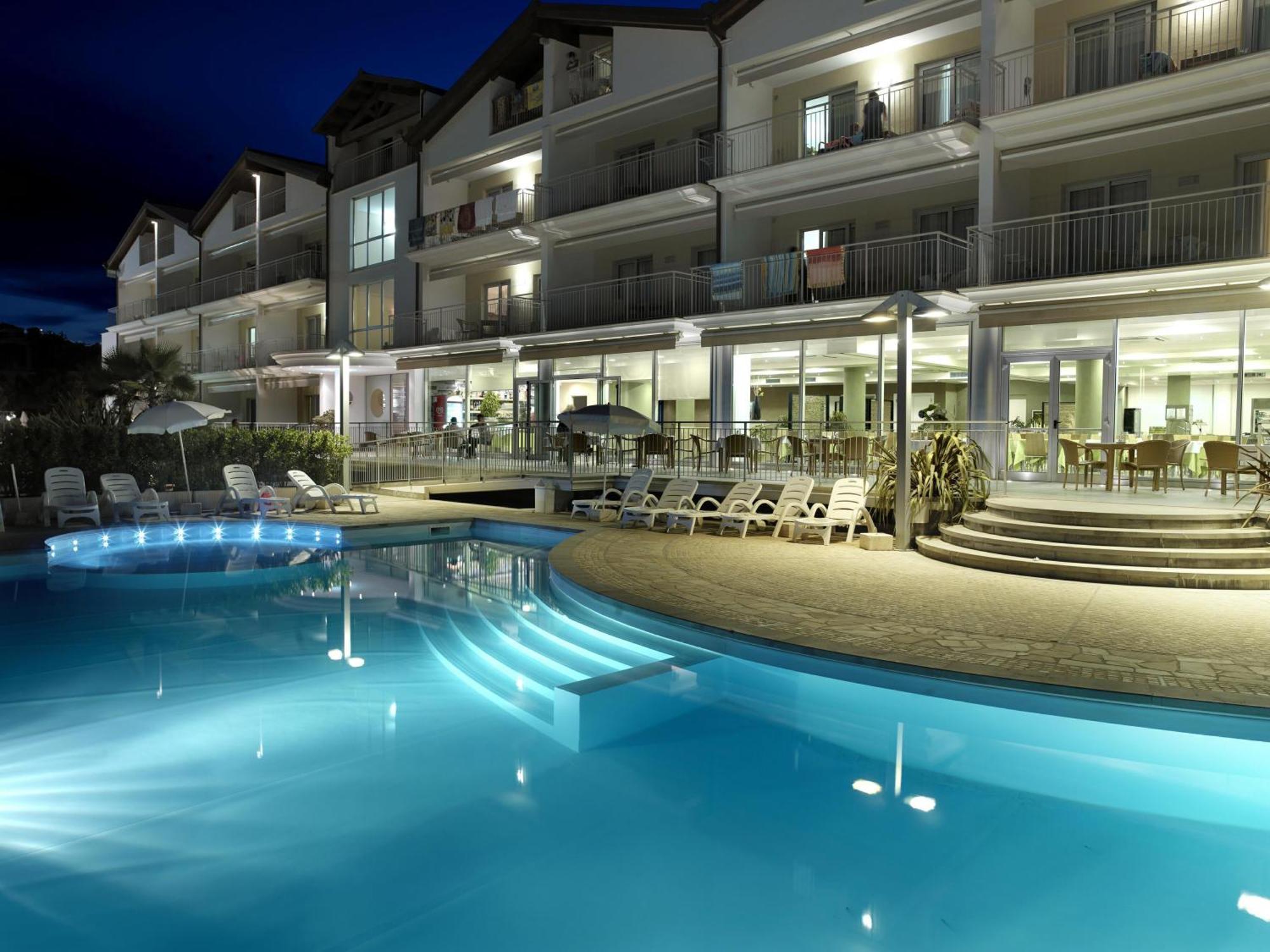 Aparthotel Casa Del Mar Roseto Degli Abruzzi Exterior foto